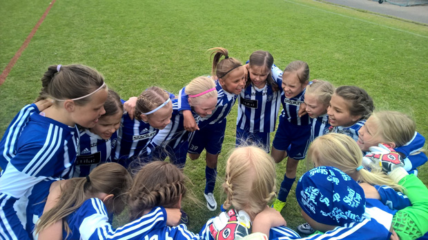 HJK tyttöjuniorit ringissä