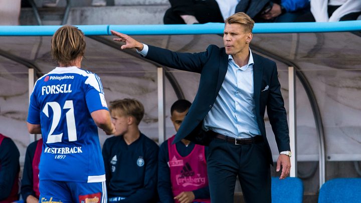 Petteri Forsell ja päävalmentaja Toni Koskela - HJK Helsinki. Photo: Jussi Eskola.