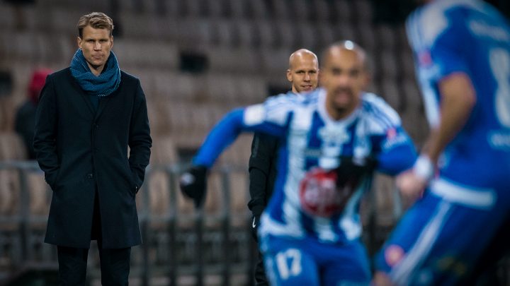 Toni Koskela seuraa matsia - HJK Helsinki. Photo: Jussi Eskola.