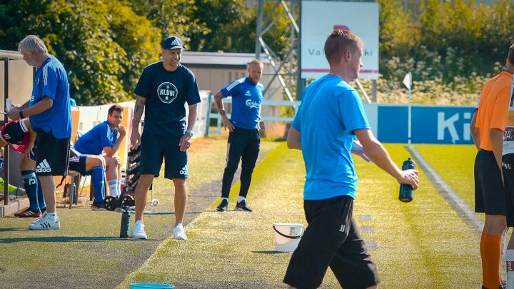 Toni Koskela vaihtopenkin läheisyydessä - HJK Helsinki. Photo: © Jussi Rämä