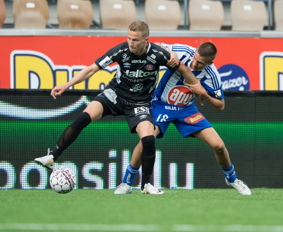Santeri Hostikka suojasi palloa FC Lahden paidassa HJK:n Roni Peiposta vastaan kesällä 2016.