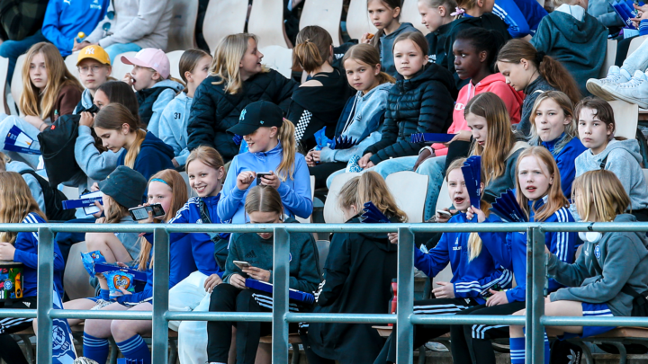 Katsojat - HJK Helsinki. Photo: © Mira Lönnqvist