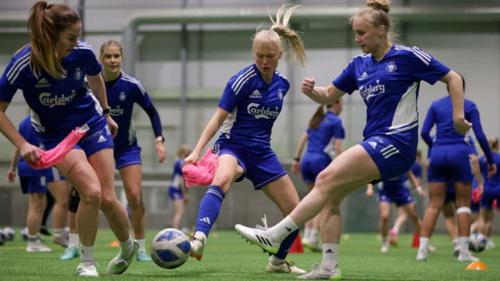 Maaria Roth, Laura Hillberg ja Veera Hellman taistelevat pallosta (Kuva: Mira Lönnqvist)